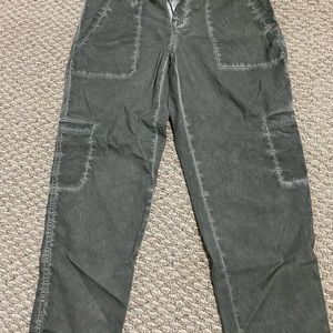BRAND NEW DKNY CROPPED JEANS